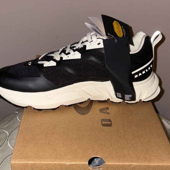 Oakley Men's Black and Cream Light Breathe Athletic Shoes NIB - Picture 6 of 8